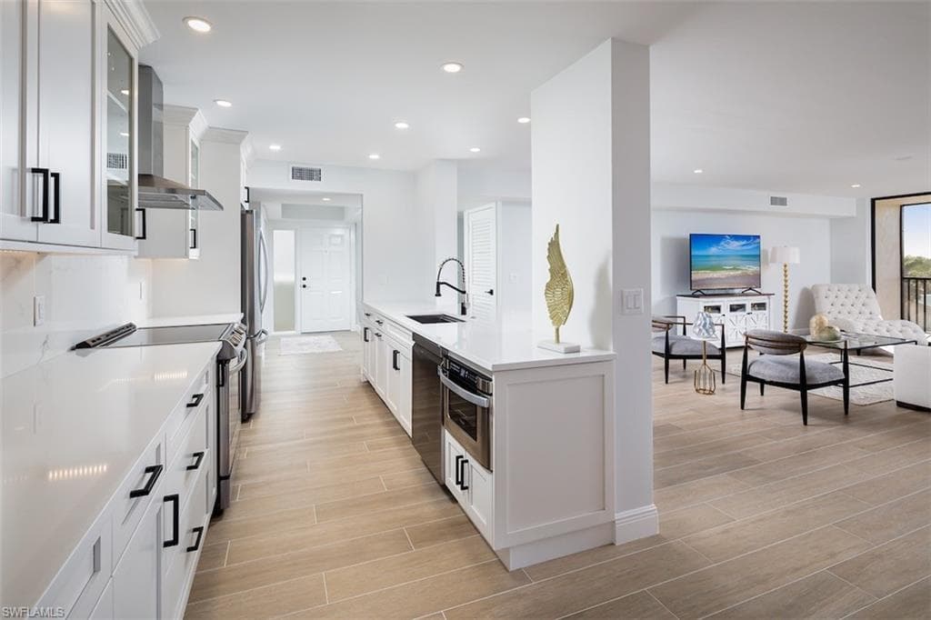 11 Bluebill AVE 301 NAPLES, FL 34108