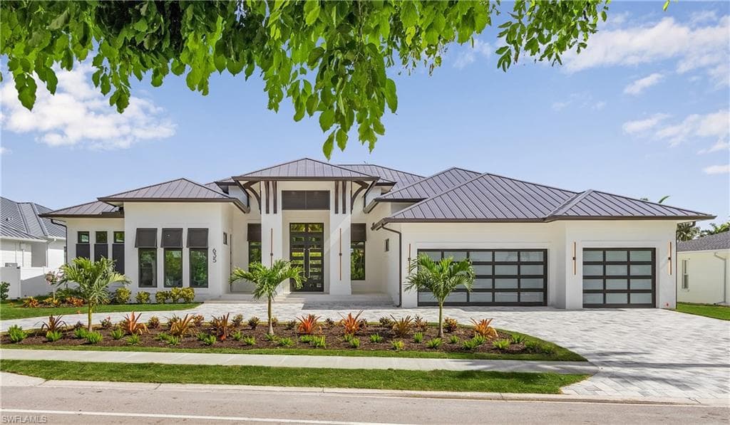 635 Harbour DR NAPLES, FL 34103