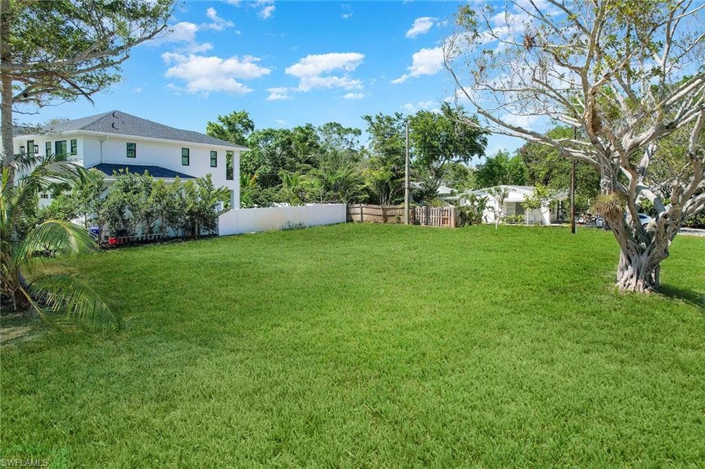 1165 8th TER N NAPLES, FL 34102