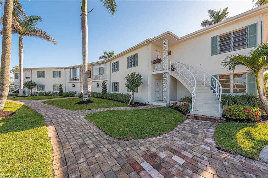 1568 Gulf Shore BLVD N 4 NAPLES, FL 34102