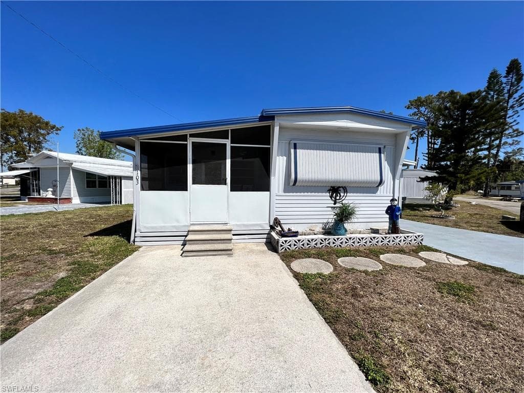 103 Torch LN NORTH FORT MYERS, FL 33917
