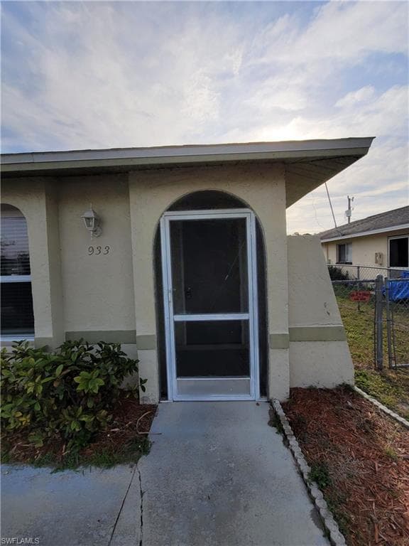 933 SE 23rd PL CAPE CORAL, FL 33990