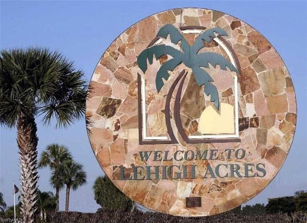 461 Western AVE S LEHIGH ACRES, FL 33974