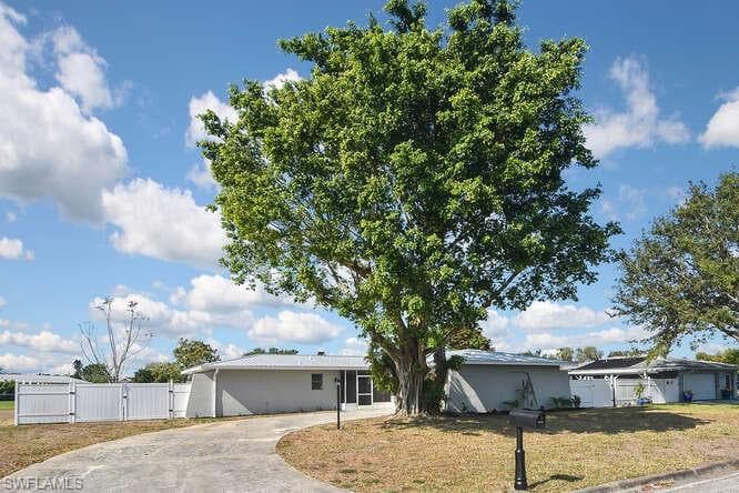 210 Daleview AVE LEHIGH ACRES, FL 33936
