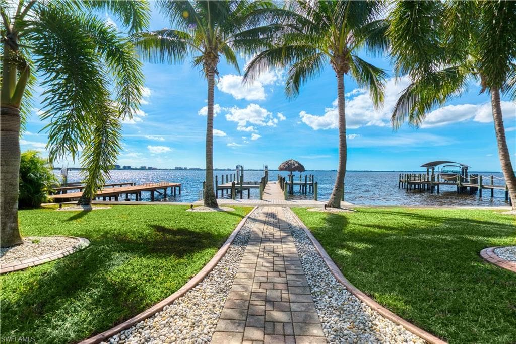 1020 Dolphin DR CAPE CORAL, FL 33904