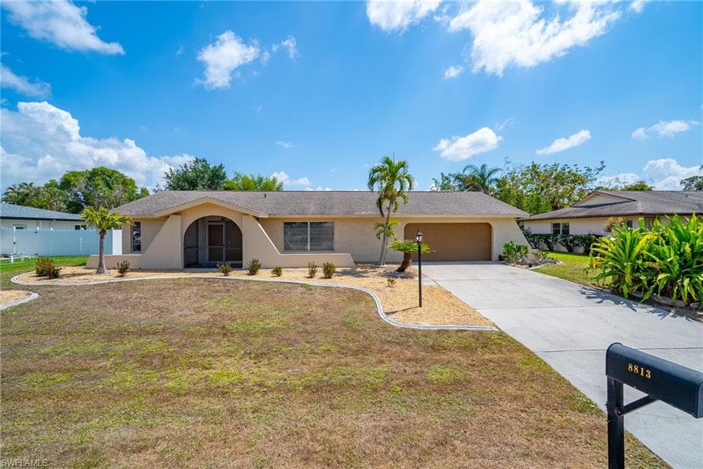 8813 Geneva ST FORT MYERS, FL 33907