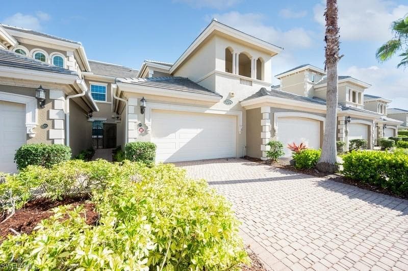 9234 Tesoro LN 3-202 NAPLES, FL 34114