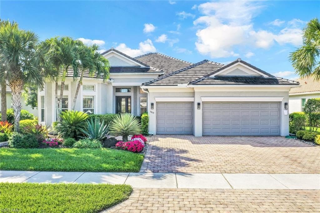 9019 Graphite CIR NAPLES, FL 34120