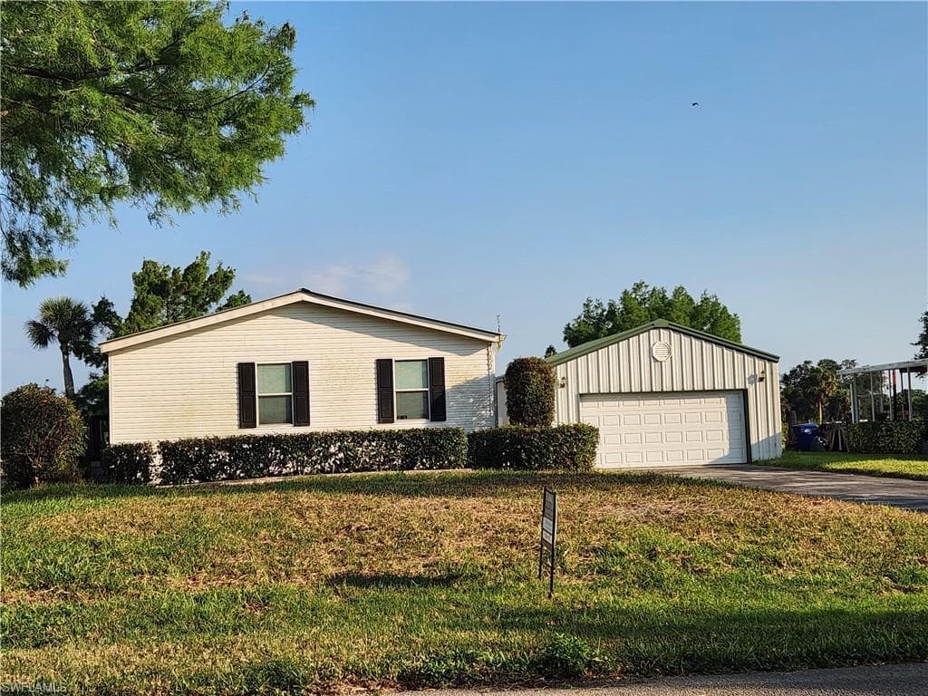 1052 E Miller DR MOORE HAVEN, FL 33471