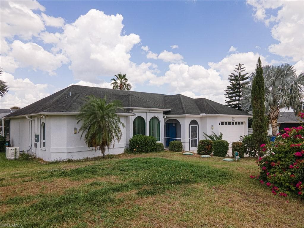 733 Mirror Lakes DR LEHIGH ACRES, FL 33974