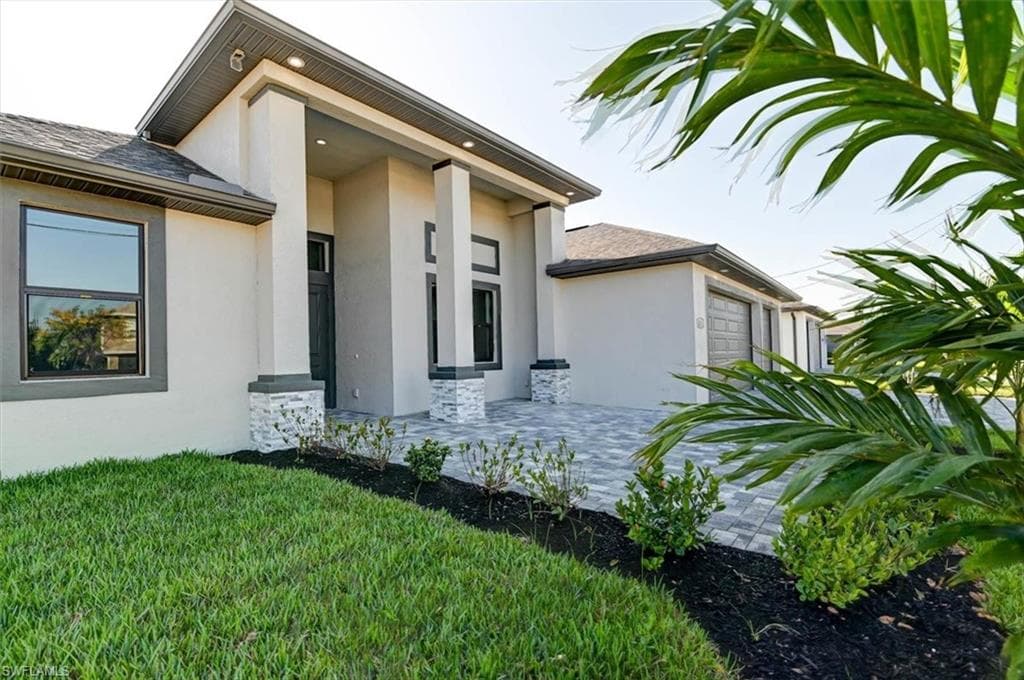 821 SW 8th CT CAPE CORAL, FL 33991