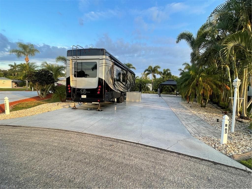 10095 PARKWOOD DR FORT MYERS, FL 33905