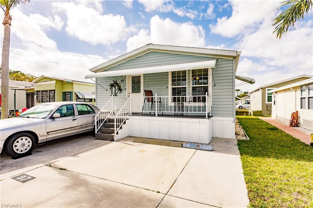 97 Lofty LN NORTH FORT MYERS, FL 33903