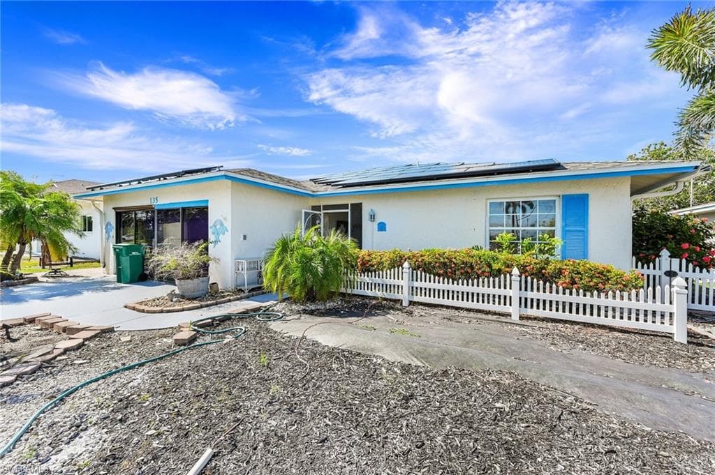 135 Tahiti CIR NAPLES, FL 34113
