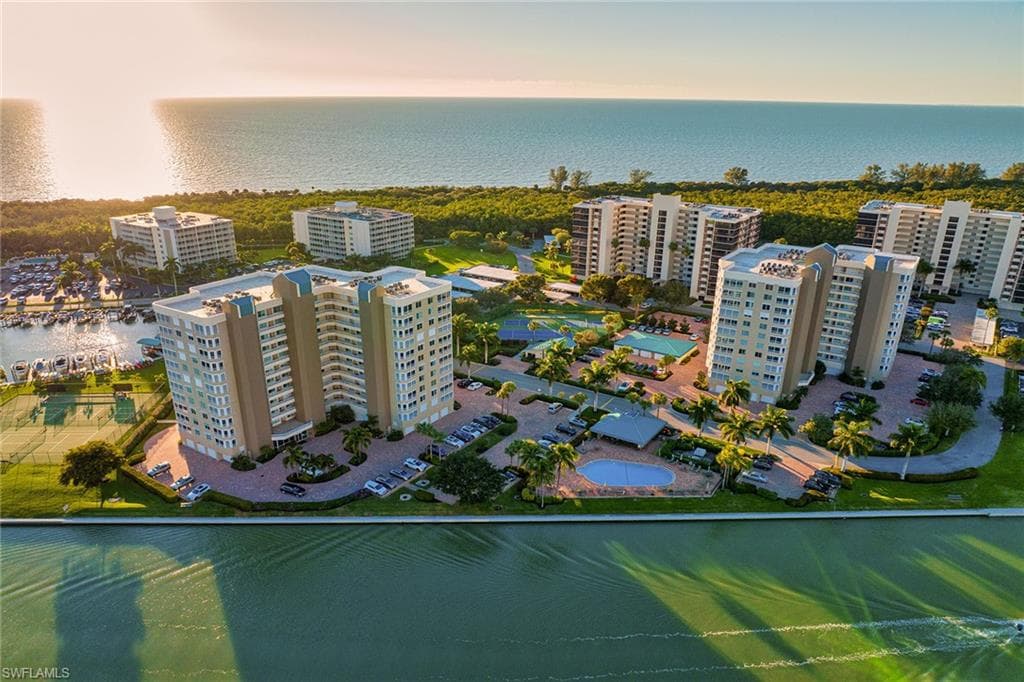 21 Bluebill AVE B-502 NAPLES, FL 34108