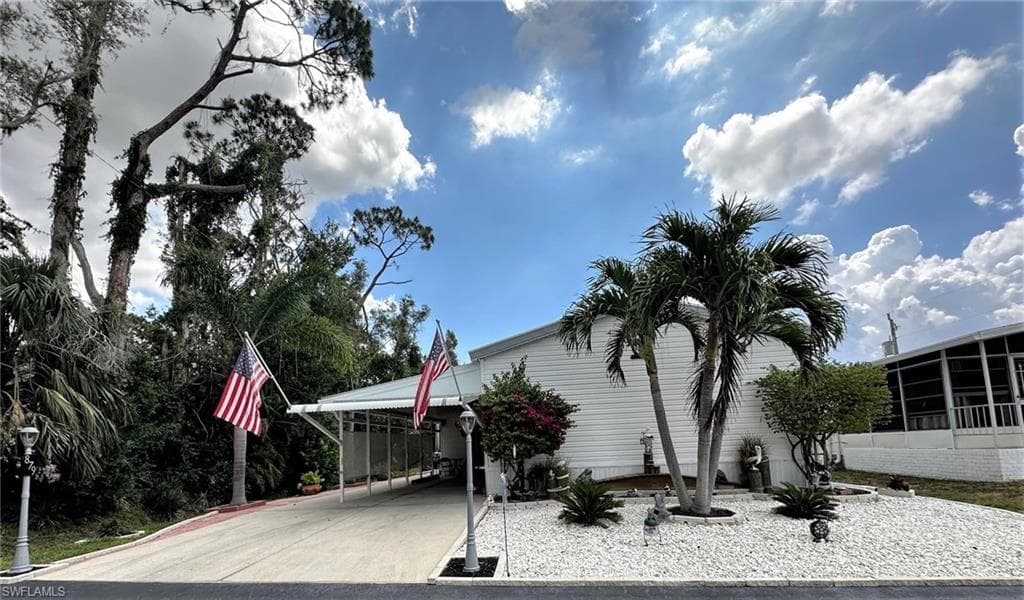 879 Moonlight DR NORTH FORT MYERS, FL 33917