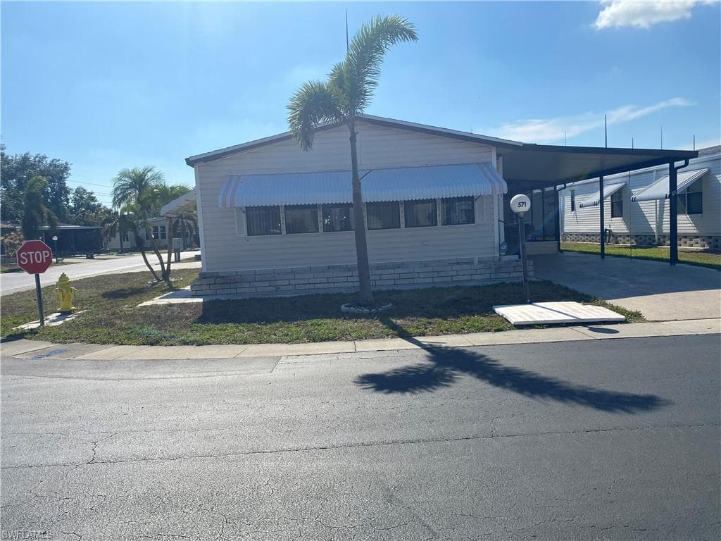 571 Sunrise LN NORTH FORT MYERS, FL 33903