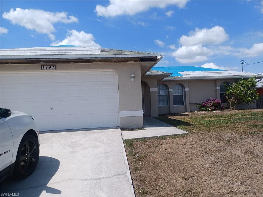 1601 N Gator CIR CAPE CORAL, FL 33909