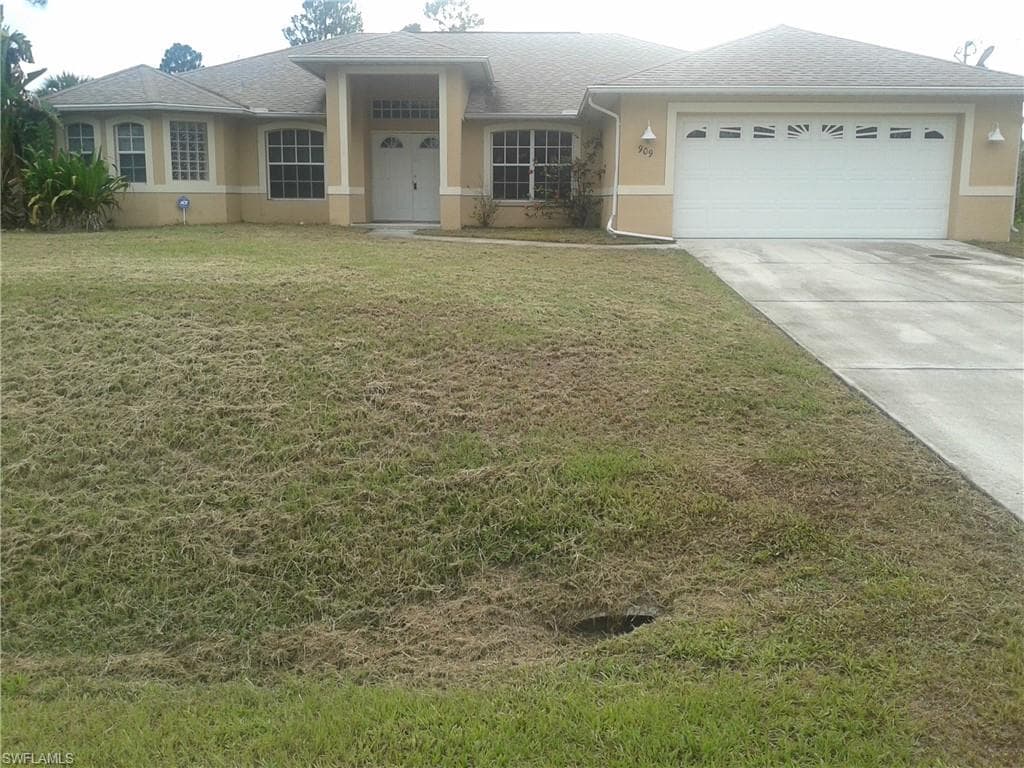 909 Cleveland AVE LEHIGH ACRES, FL 33972