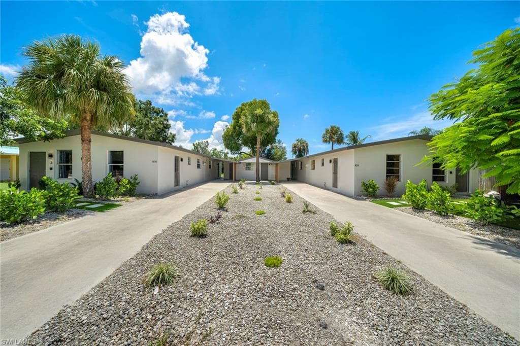 826 108th AVE N NAPLES, FL 34108
