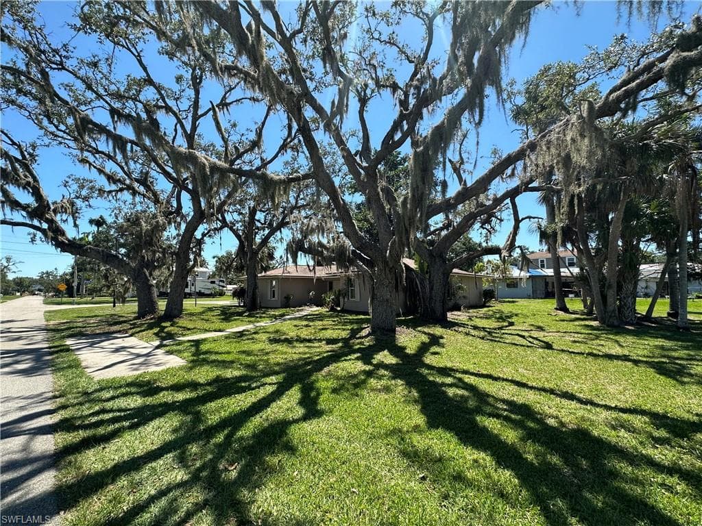 625 Overriver DR NORTH FORT MYERS, FL 33903