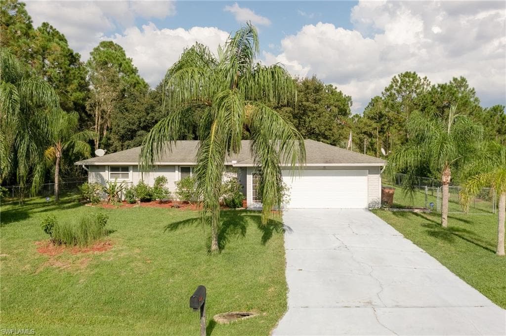 810 Pine AVE LEHIGH ACRES, FL 33972