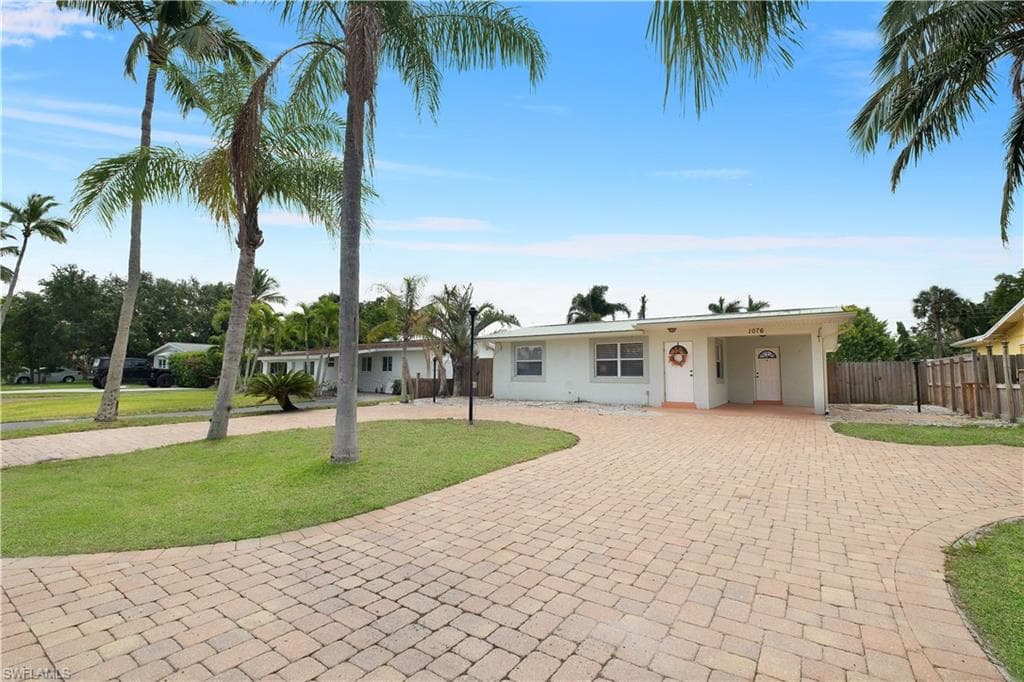 1076 29th AVE N NAPLES, FL 34103