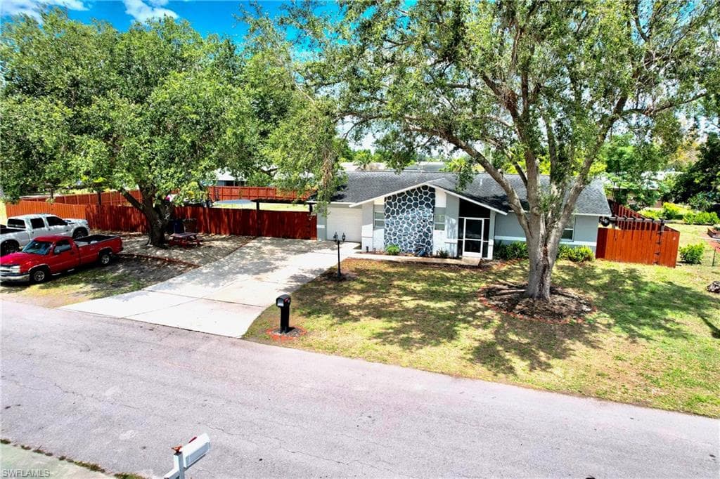 414 Cactus CIR LEHIGH ACRES, FL 33936