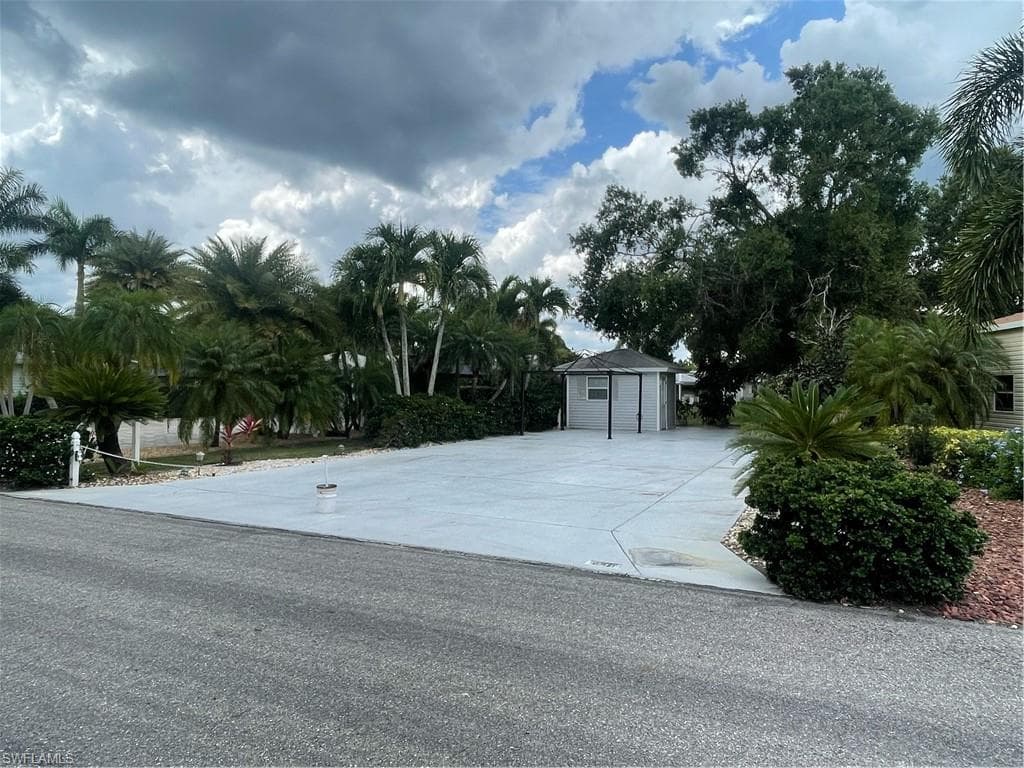 10011 Parkwood DR FORT MYERS, FL 33905