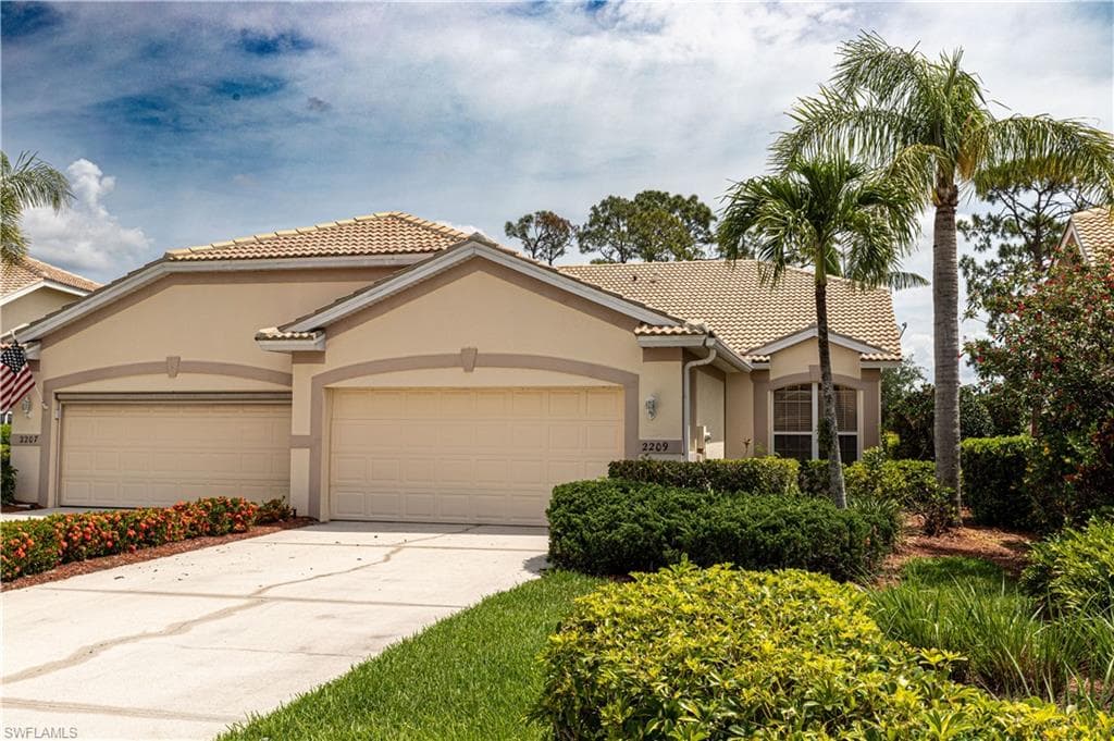2209 Carnaby CT LEHIGH ACRES, FL 33973