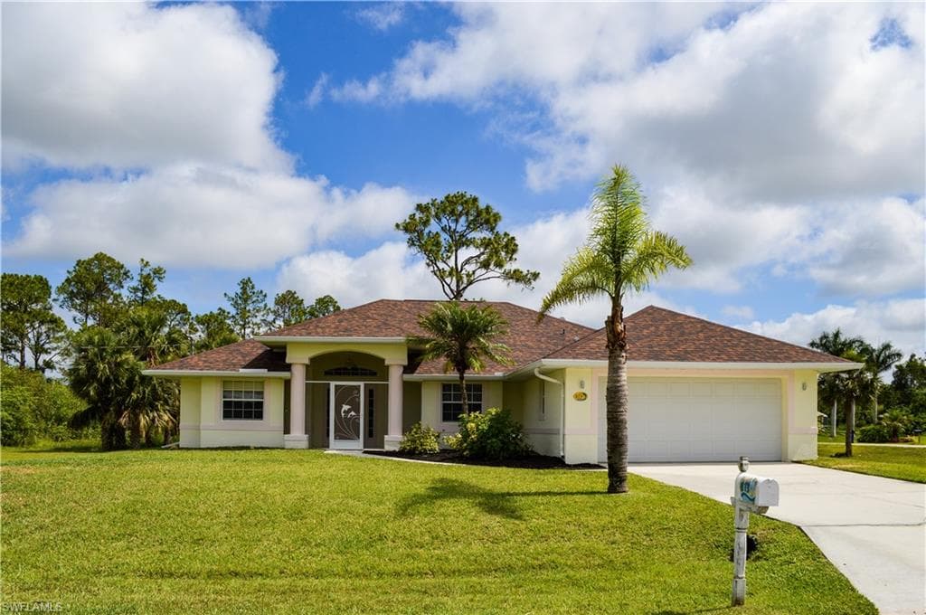 813 Julio CIR LEHIGH ACRES, FL 33972