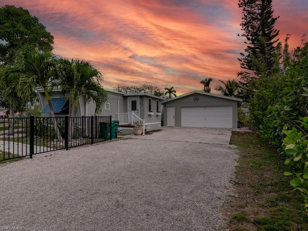 663 Palm DR GOODLAND, FL 34114