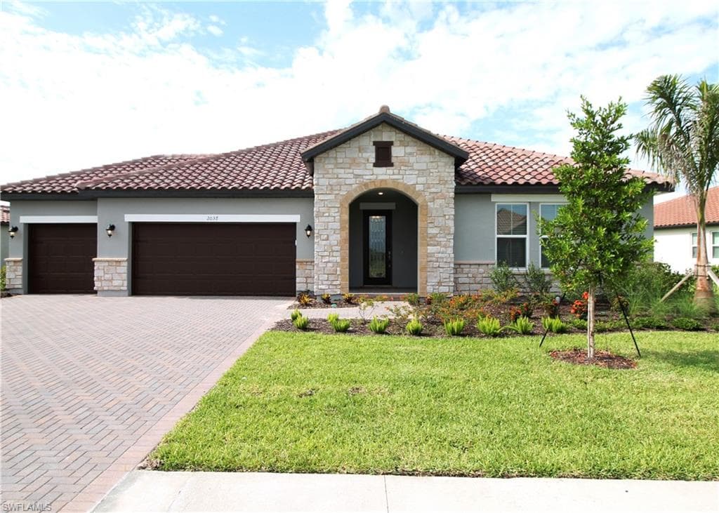 2037 Grove DR NAPLES, FL 34120
