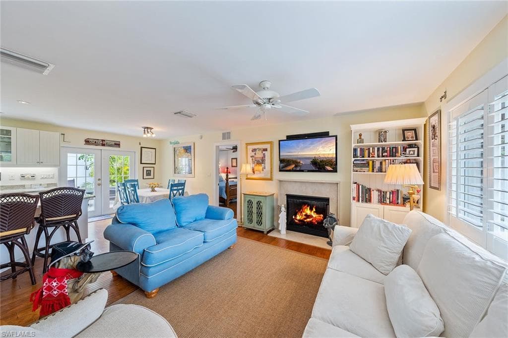 725 Central AVE NAPLES, FL 34102