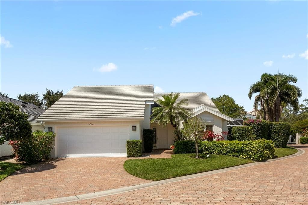 718 Heathery LN NAPLES, FL 34108