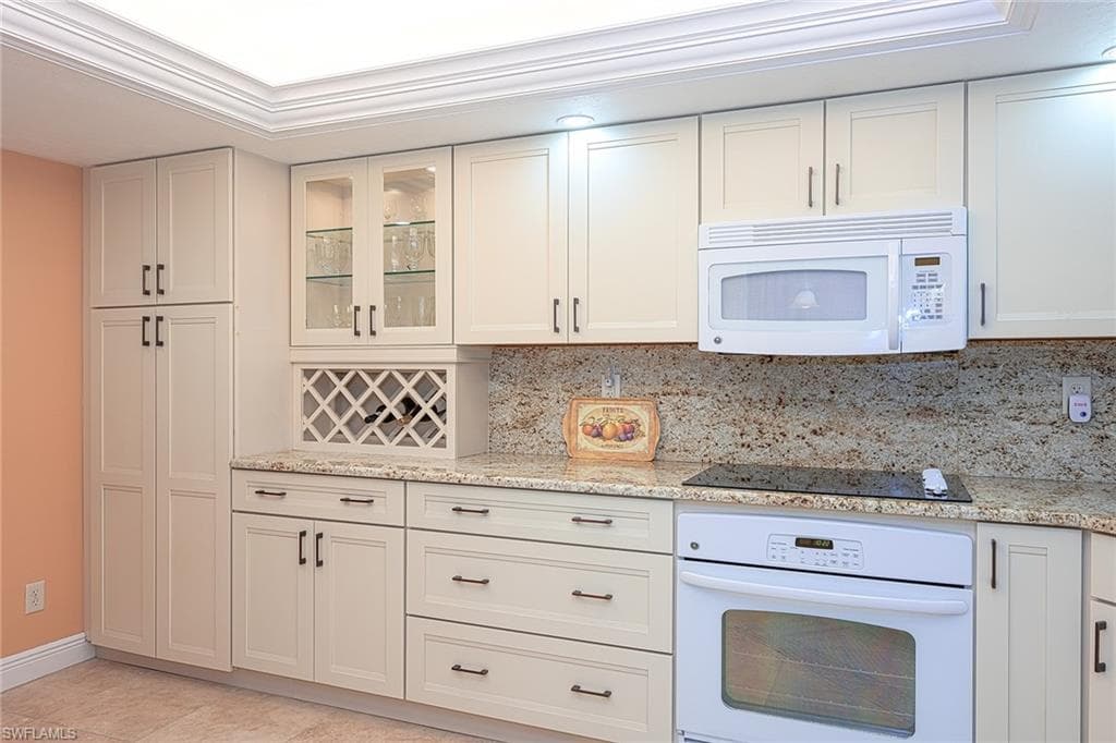 592 Beachwalk CIR N-205 NAPLES, FL 34108