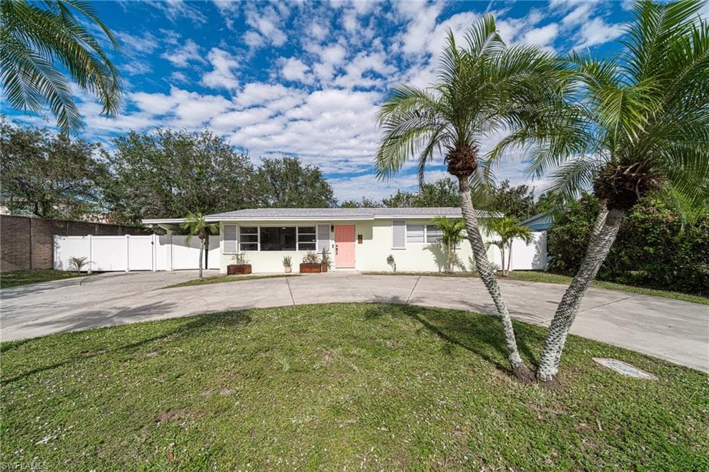 945 22nd AVE N NAPLES, FL 34103
