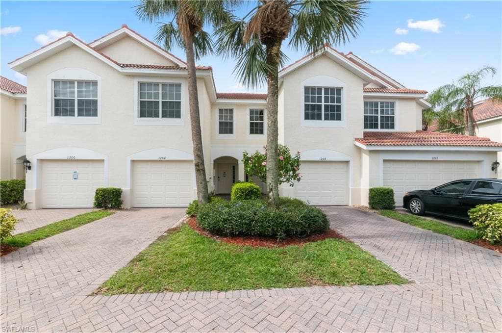 1208 OXFORD LN NAPLES, FL 34105