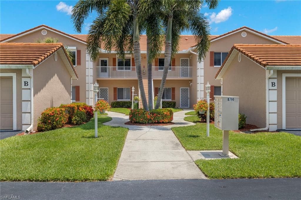 700 Saratoga CIR B-202 NAPLES, FL 34104