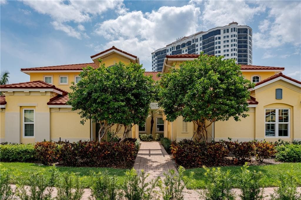 1289 RIALTO WAY 202 NAPLES, FL 34114