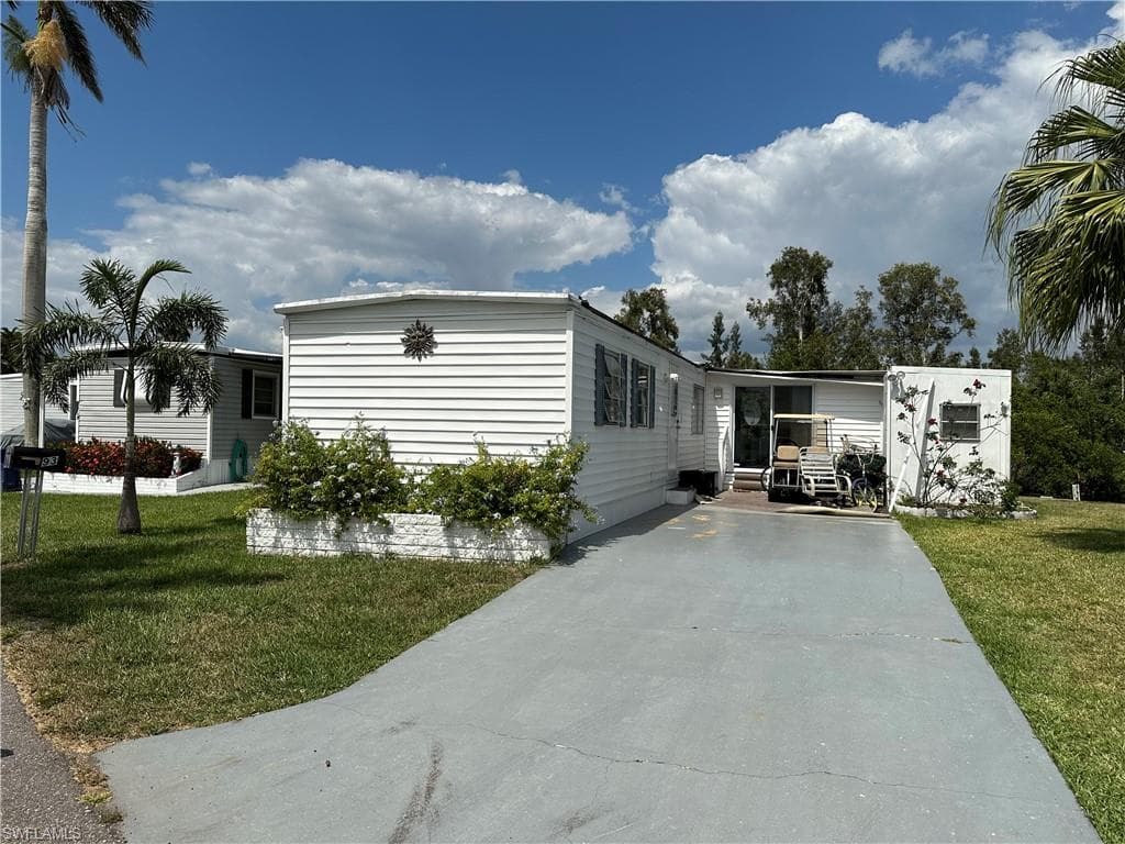 93 Sun CIR FORT MYERS, FL 33905