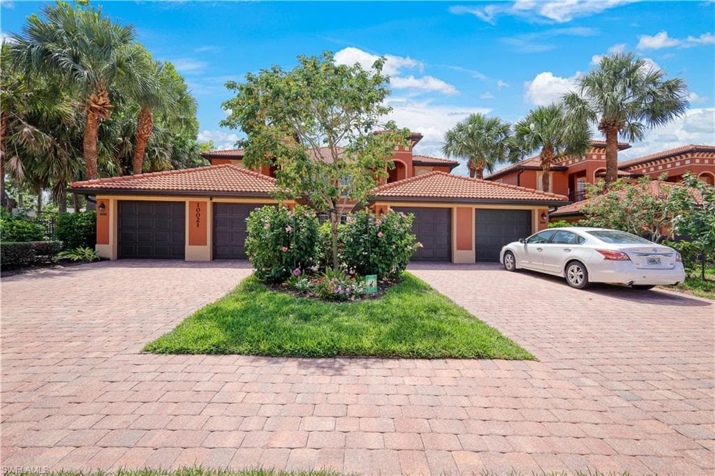 10021 Heather LN 8-802 NAPLES, FL 34119