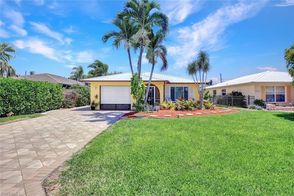 688 94th AVE N NAPLES, FL 34108