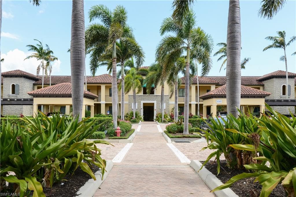 1035 Sandpiper ST F-202 NAPLES, FL 34102