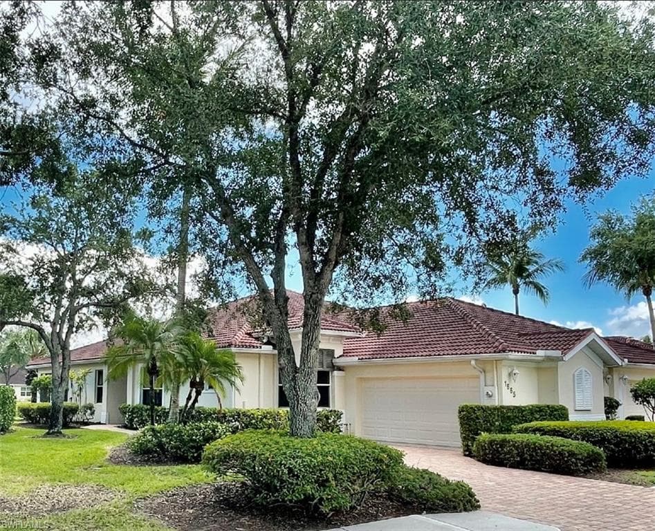 1665 Tarpon Bay DR S 33 NAPLES, FL 34119