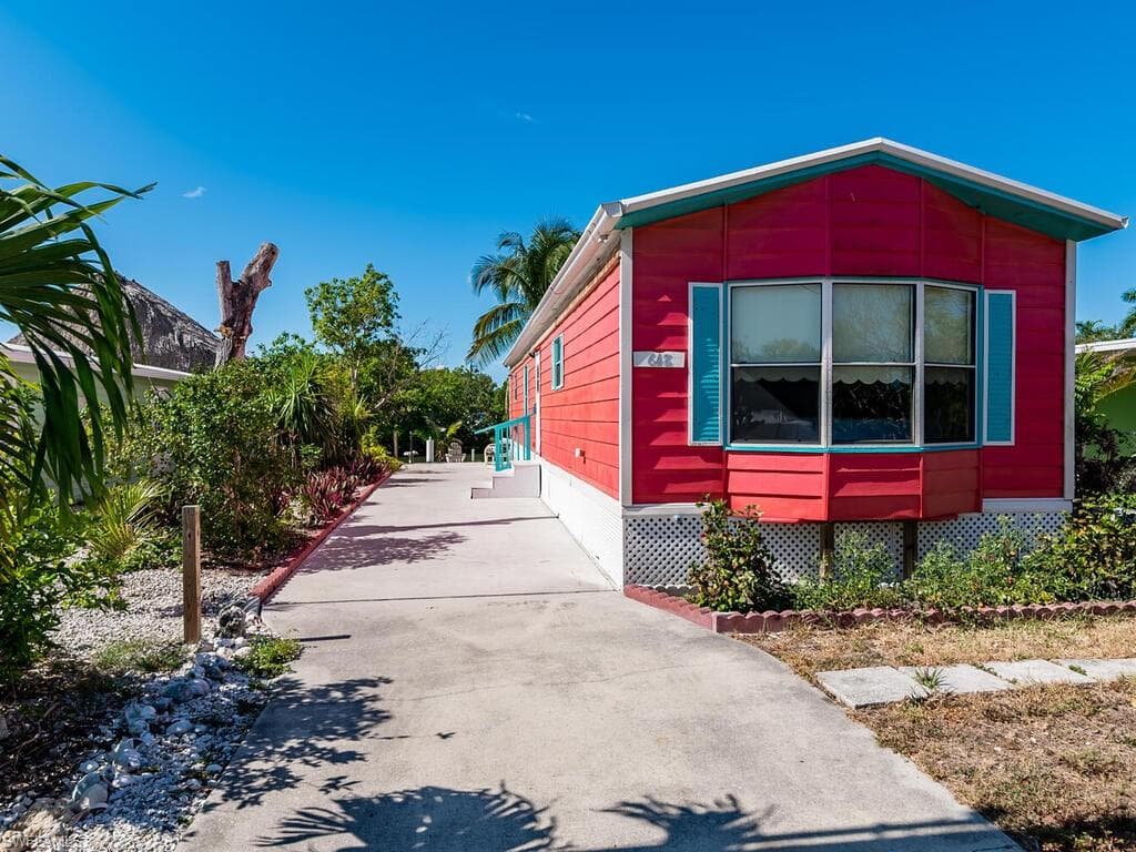 648 Palm AVE E GOODLAND, FL 34140