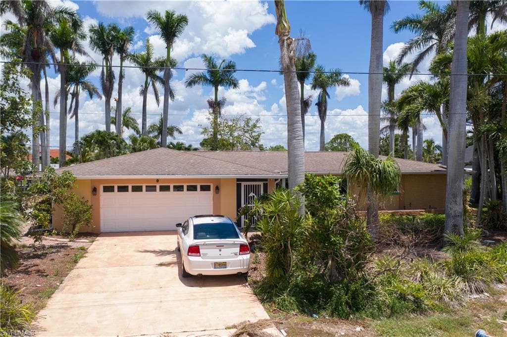 841 Montclaire CT CAPE CORAL, FL 33904