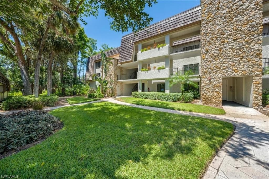 103 Clubhouse LN B-382 NAPLES, FL 34105