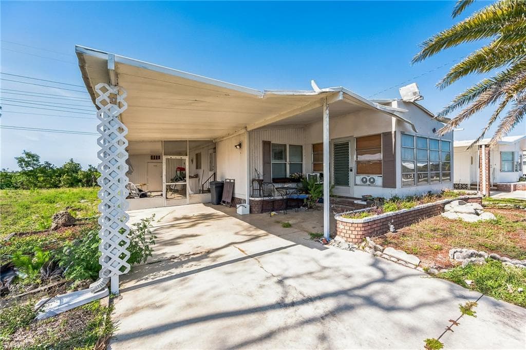 9034 Flamingo CIR NORTH FORT MYERS, FL 33903