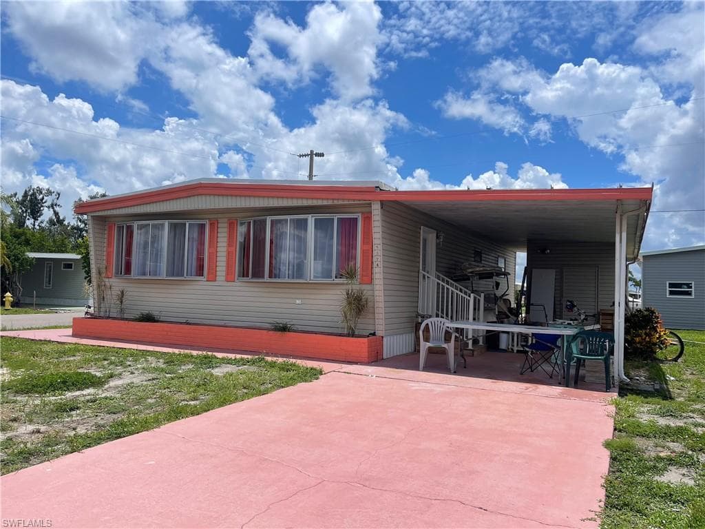 5524 Sir Walter WAY NORTH FORT MYERS, FL 33917